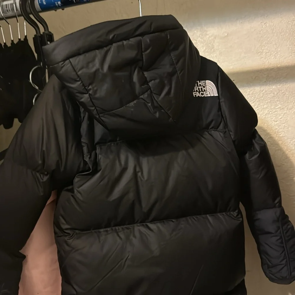 18-24 months NorthFace snowsuit and matching hat. - Picture 5 of 5